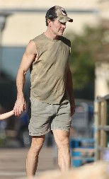 POZNATI GLUMAC BOLUJE OD RAKA TREĆEG STADIJUMA Prodaje odeću kako bi skupio novac za lečenje