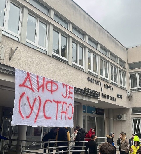 ISTAKLI SLOVO "U"! Najnovija provokacija đilasovaca zgrozila Srbiju (FOTO)