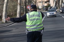 ZAUSTAVILA VAS JE SAOBRAĆAJNA POLICIJA, A NE ZNATE ZBOG ČEGA? Na ovo trik pitanje koje mnogi policajci postavljaju uvek treba da kažete ne!
