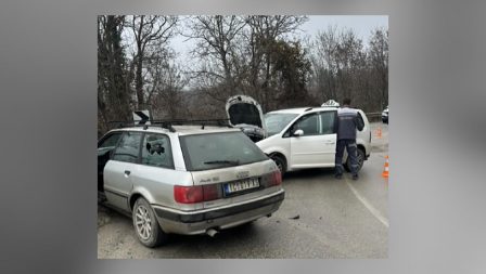 TEŠKA SAOBRAĆAJNA NESREĆA KOD GUČE! Sudarila se dva automobila, delovi vozila po putu