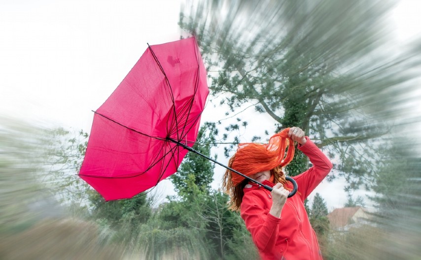 OLUJA IZAZIVA HAOS, UPALJENI ALARMI Otkazano preko 100 letova na evrooskom aerodromu Shiphol, zastoj i na železnici