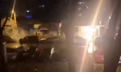 HAOS NA ULICAMA BEOGRAD Tuča "grobara" i navijača Zemuna, sevale baklje i kaiševi (VIDEO)