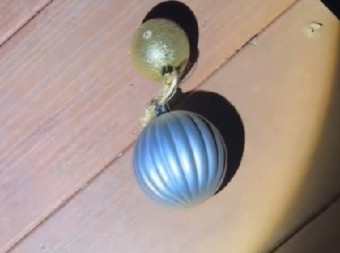 IZNELA UKRASE ZA JELKU IZ ŠUPE, PA PRIMETILA ČUDNO ZUJANJE U KUGLI Kad je odlučila da je razbije usledio HOROR - preselo joj kićenje! (VIDEO)