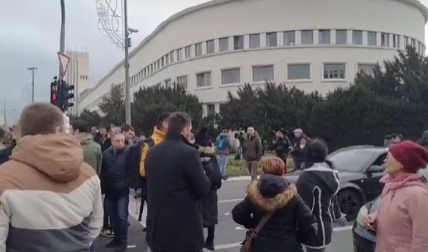 OPOZICIJA PONOVO IZAZIVA SVAĐE SA GRAĐANIMA Marinika predvodi protest, prave haos u Novom Sadu (VIDEO)