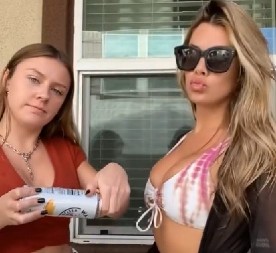 AU, MAJKO MILA, KAKAV BLAM Vrela plavuša ispozirala, taman se namestila za video, a onda je drugarica najstrašnije ukanalila! (VIDEO)