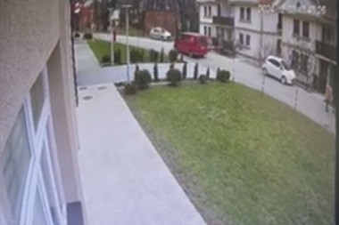 TINEJDŽERI PUCALI IZ KOMBIJA U POKRETU KOD ŠKOLE Policajac sprečio TRAGEDIJU!