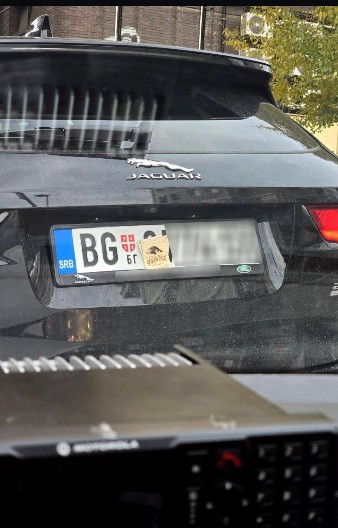 VOZAČA "JAGUARA" ZAUSTAVILA POLICIJA  Napravio je prekršaj zbog kog su saobraćajci morali da reaguju