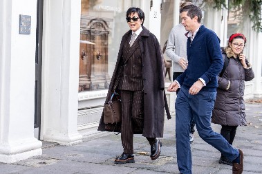 ZIMSKA BOJA KOJU ĆETE NOSITI CELE 2025. GODINE Neodoljiva nijansa se lako kombinuje za dan i noć, izgleda prelepo na svim ženama