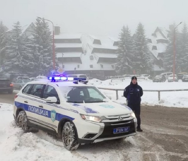 APEL MUP ZA SVE  Zbog zimskih uslova "Posebno pazite na pešake u uslovima smanjene vidljivosti"