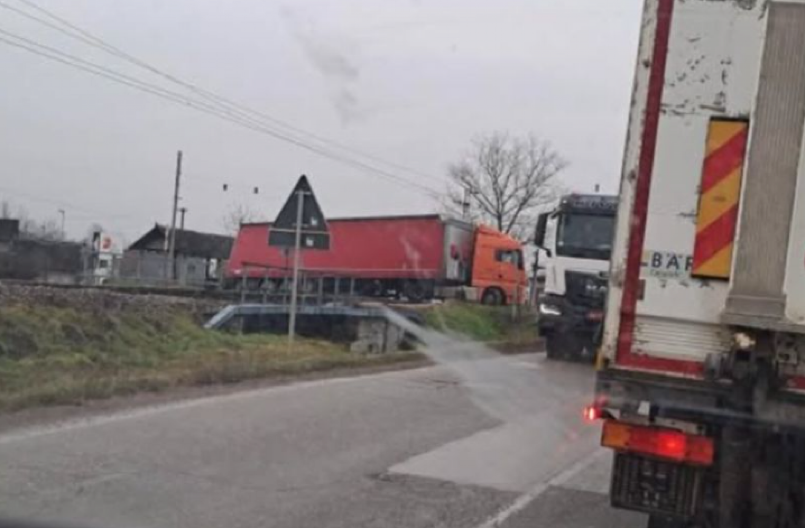 KAMION ZAGLAVLJEN NASRED PRUGE KOD VALJEVA! Meštani besni: Ovo nije prvi put, navigacija vozače često navodi na ovaj pravac