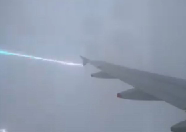 AVION JE POGODILA MUNJA Nemila scena usledila 20 minuta nakon poletanja iz Oklanda