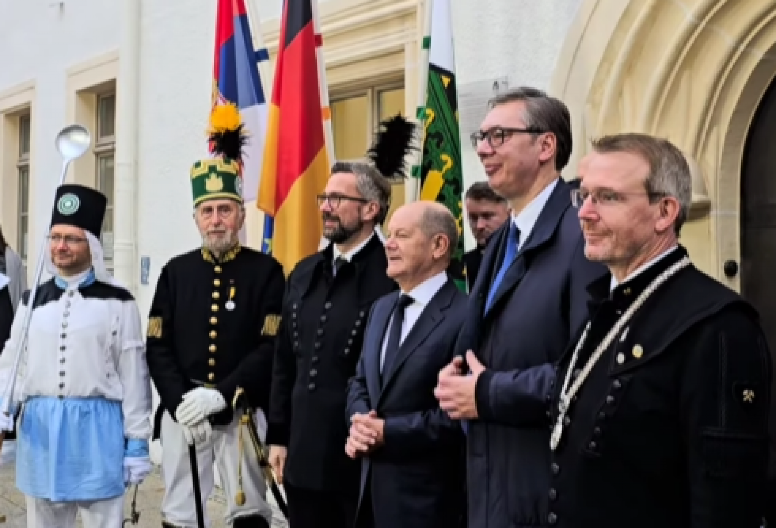 "POMOGAO DA NAĐEMO ODGOVORE NA NEKA TEŠKA I GORUĆA PITANJA" Vučić objavio snimak iz Nemačke (VIDEO)