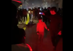 LEŠ ČOVEKA VEZALI ZA KOLA, PA GA VUKLI! Sirijski pobunjenici prave masakr nad civilima, ovo Zapad podržava? (VIDEO)