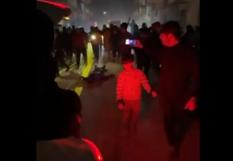 LEŠ ČOVEKA VEZALI ZA KOLA, PA GA VUKLI! Sirijski pobunjenici prave masakr nad civilima, ovo Zapad podržava? (VIDEO)