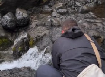 PILI VODU SA PLANINSKOG IZVORA, A ONDA SU PRIMETILI DA NEŠTO PLUTA Ovako nešto nisu očekivali ni u snu, ali sada je kasno! (VIDEO)