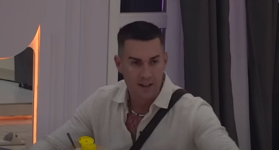 HLADAN TUŠ ZA ANELI! Mateja nakon poljubca nisko udario na Ahmićevoj: ''Ma ne zanimaš me''