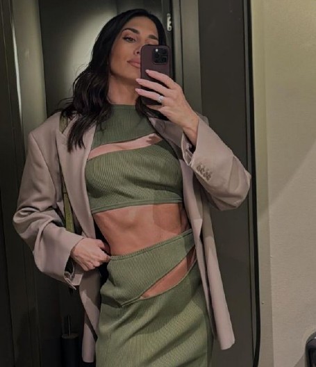 UNIKATNI UKRASI DECE JELISAVETE ORAŠANIN I MILOŠA TEODOSIĆA! Okitili jelku koja šljašti u domu na Vračaru