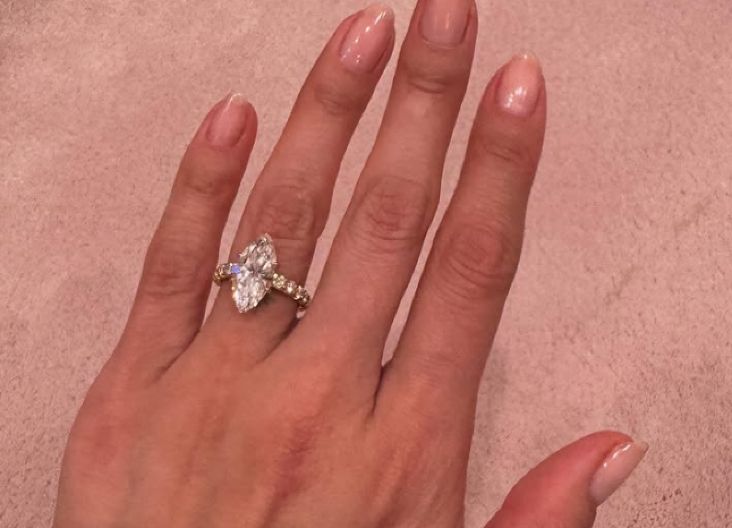 VERILA SE PEVAČICA KOJU SRBI OBOŽAVAJU! Odmah okačila fotku skupocenog prstena, svi čestitaju