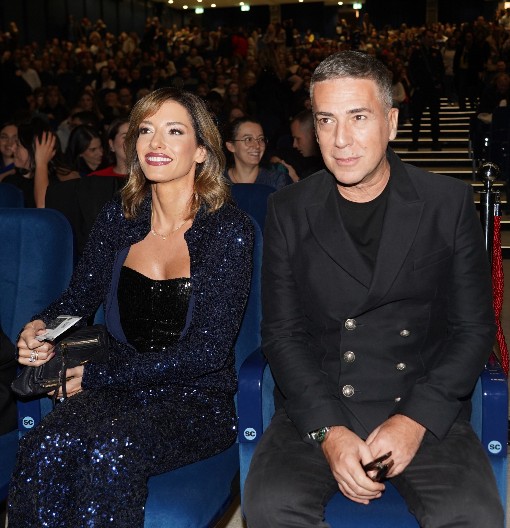 SVE OČI UPRTE U JOVANU I ŽELJKA JOKSIMOVIĆA! Voditeljka od glave do pete u šljokicama, a pevač... (FOTO)