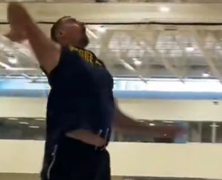 SRBIN PONOVO SVE ODUŠEVIO Nikola Jokić zaigrao drugi sport (VIDEO)