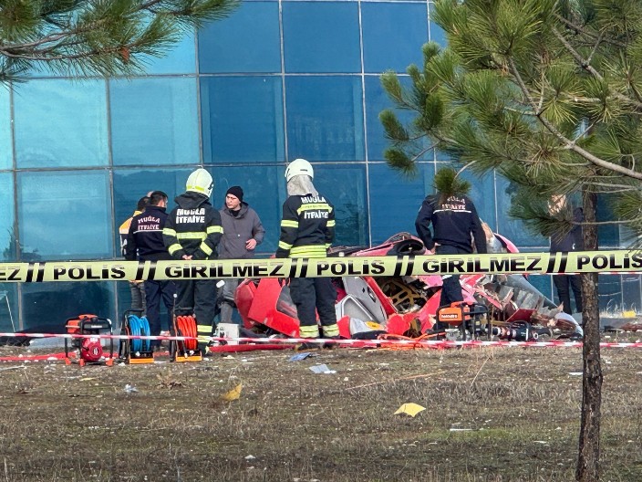 OVO SU PRVE FOTOGRAFIJE SA MESTA GDE SE SRUŠIO HELIKOPTER! Letelica se zakucala u bolnicu, prizor ledi krv u žilama! (FOTO/UZNEMIRUJUĆ VIDEO)