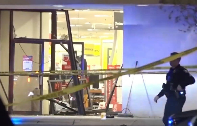 DRAMA Bežao od policije, pa uleteo automobilom u tržni centar