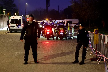 DEČKO I DEVOJKA UPUCANI U GLAVU Bili su ispred prodavnice kada im je prišao ubica