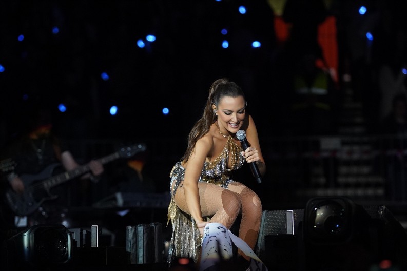 OVAJ POTEZ FANOVA JE DOKUSURIO! Aleksandra Prijović ostala bez teksta - dobila poklona dugačak čak 10 metara