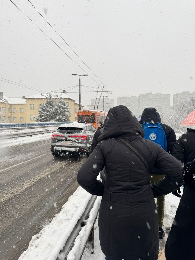 NIKAD VEĆI KOLAPS U BEOGRADU! Ljudi pešaka krenuli da prelaze MOSTOVE - neki se opremili ko da su krenuli na SKIJANJE! (FOTO)