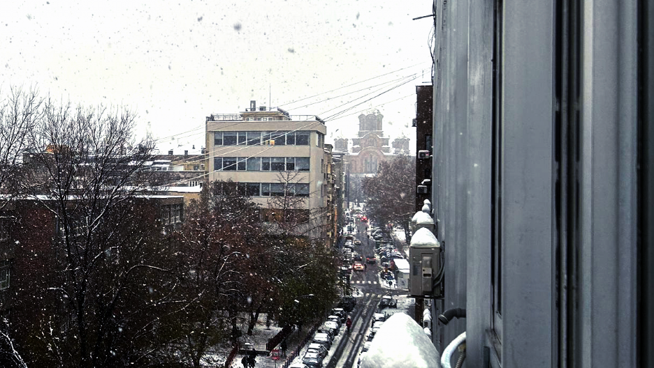 ZAVEJALO IZNAD CRKVE SVETOG MARKA Kosovska ulica i centar Beograd prekriveni snegom (VIDEO)