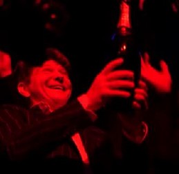 SRAMOTA Evo kako glumci tuguju za poginulima u Novom Sadu, šampanjac sve objašnjava (VIDEO)