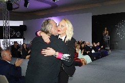 LEPA BRENA SELA BOBI U KRILO! Osvanula nikad viđena fotka, on je grli i ne pušta je, a pevačica poručuje: "Ljubi me" (FOTO)