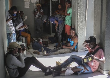 UBIJENI NOVINARI I POLICAJAC Pucnjava tokom otvaranja bolnice na Haitiju, jezive scene na licu mesta