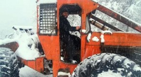 "JESTE ZAPADALO AL' U VODICU SE MORA" Svi bruje o fotografiji sveštenika u zavejanom selu kod Teslića (FOTO)