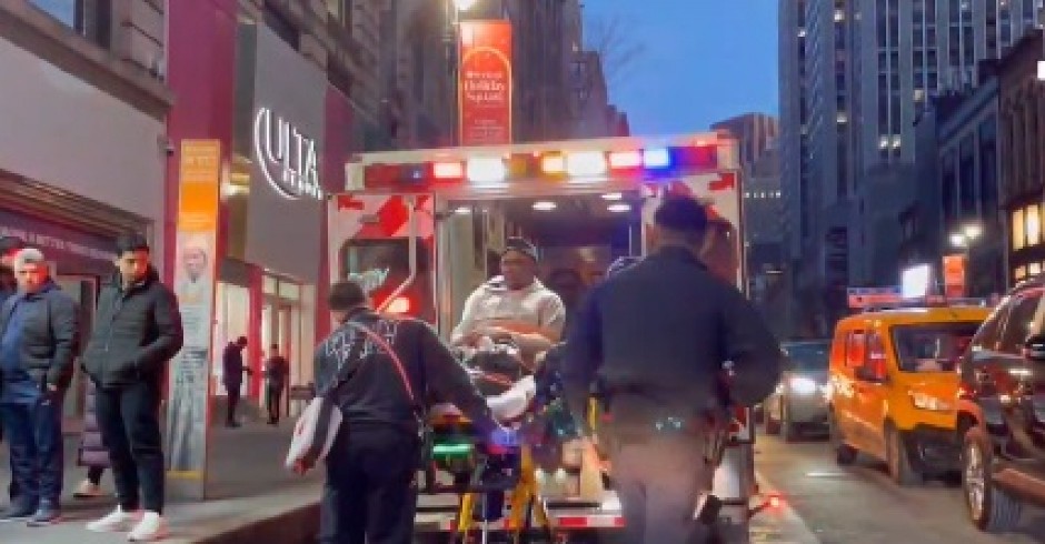 HOROR NA BOŽIĆ U NJUJORKU Taksi uleteo među pešake, ima povređenih! (FOTO/VIDEO)