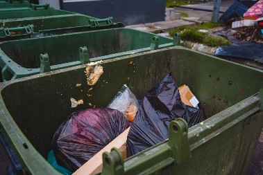 POZNATO GDE JE BEBA KOJU JE MAJKA BACILA U KONTEJNER Nesrećno dete spasli radnici Hitne pomoći