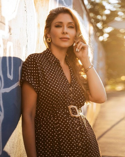 OVO JE ROĐENA SESTRA VODITELJKE RTS Sličnost je neverovatna, a evo zašto ih nikada nismo videli zajedno u javnosti