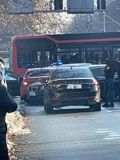 OVO JE CRVENA "ŠKODA" ZA KOJOM JE JURILA POLICIJA, DOŠLO JE I DO RAZMENE VATRE Drama u samom centru Beograda