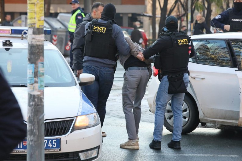 OVO JE VOZAČ CRVENE "ŠKODE" KOJI JE BEŽAO OD POLICIJE U BULEVARU Ugrozio živote mnogih! (VIDEO)