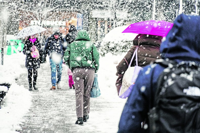 TELEFONI HITNE SE USIJALI Za 3 sata dobili 18 poziva zbog padova na ledu, prelom zadobilo 15 osoba