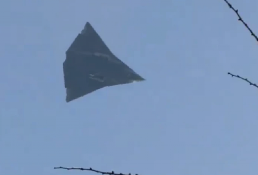 NA NEBU IZNAD KINE USNIMLJENA ČUDNA LETELICA! Nova zver dospela u kineski arsenal, snimci na mrežama podgrejali sumnje: Šta ako je... (VIDEO)