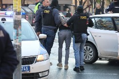 VOZIO U SUPROTNOM PRAVCU, A SPECIJACI GA OPKOLILI SA SVIH STRANA Svi detalji hapšenja posle filmske potere u Bulevaru (Foto+Video)