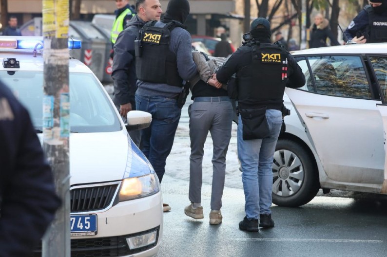 VOZIO U SUPROTNOM PRAVCU, A SPECIJACI GA OPKOLILI SA SVIH STRANA Svi detalji hapšenja posle filmske potere u Bulevaru (Foto+Video)