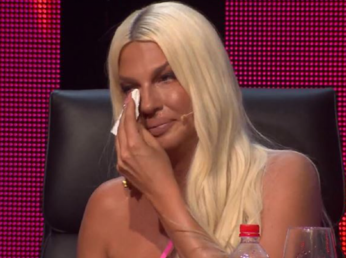 "NAPADALI SU MI DECU, PRETILI DA VIŠE NIKADA NEĆU ZAPEVATI..." Jelena Karleuša poslala snažnu poruku: "Želim vam..:"