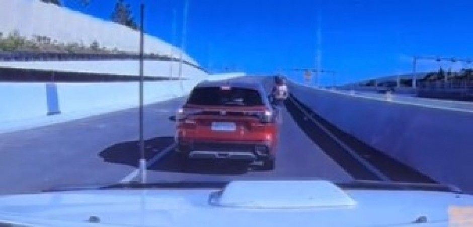 AU, KAKVA SKANDALČINA NA AUTO-PUTU Vozač PLJUNUO hvatača krokodila,  a onda mu je ovim predmetom razbio retrovizor! (VIDEO)