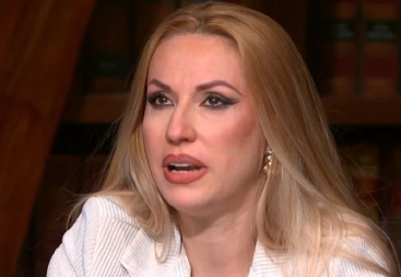 "IDI POPRAVI ZUBE, VULGARNO SI OBUČENA!" Rada Manojlović zanemela nakon što ju je starija koleginica isprozivala: "Ima opasne oči, kao lisica"