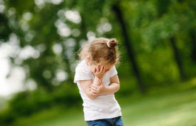 MAMA, BLAMIRAŠ ME Deca ne podnose kada roditelji rade ovu stvar, žele da propadnu u zemlju od sramote