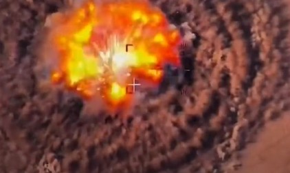 JEZIV SNIMAK SA RATIŠTA Ruska letelica sipa smrt u sklonište ukrajinskih vojnika, nije bilo preživelih (UZNEMIRUJUĆI VIDEO)