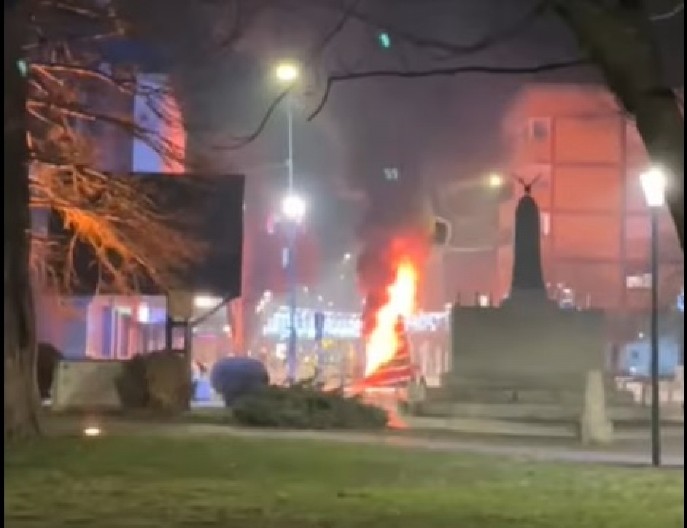 ZAPALILA SE NOVOGODIŠNJA JELKA U CENTRU ĆUPRIJE! Huligani ili neispravne sijalice? (VIDEO)