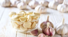 KAKO SE PRAVILNO JEDE BELI LUK? Ovo nikome ne padne ni na pamet, a najzdraviji je način